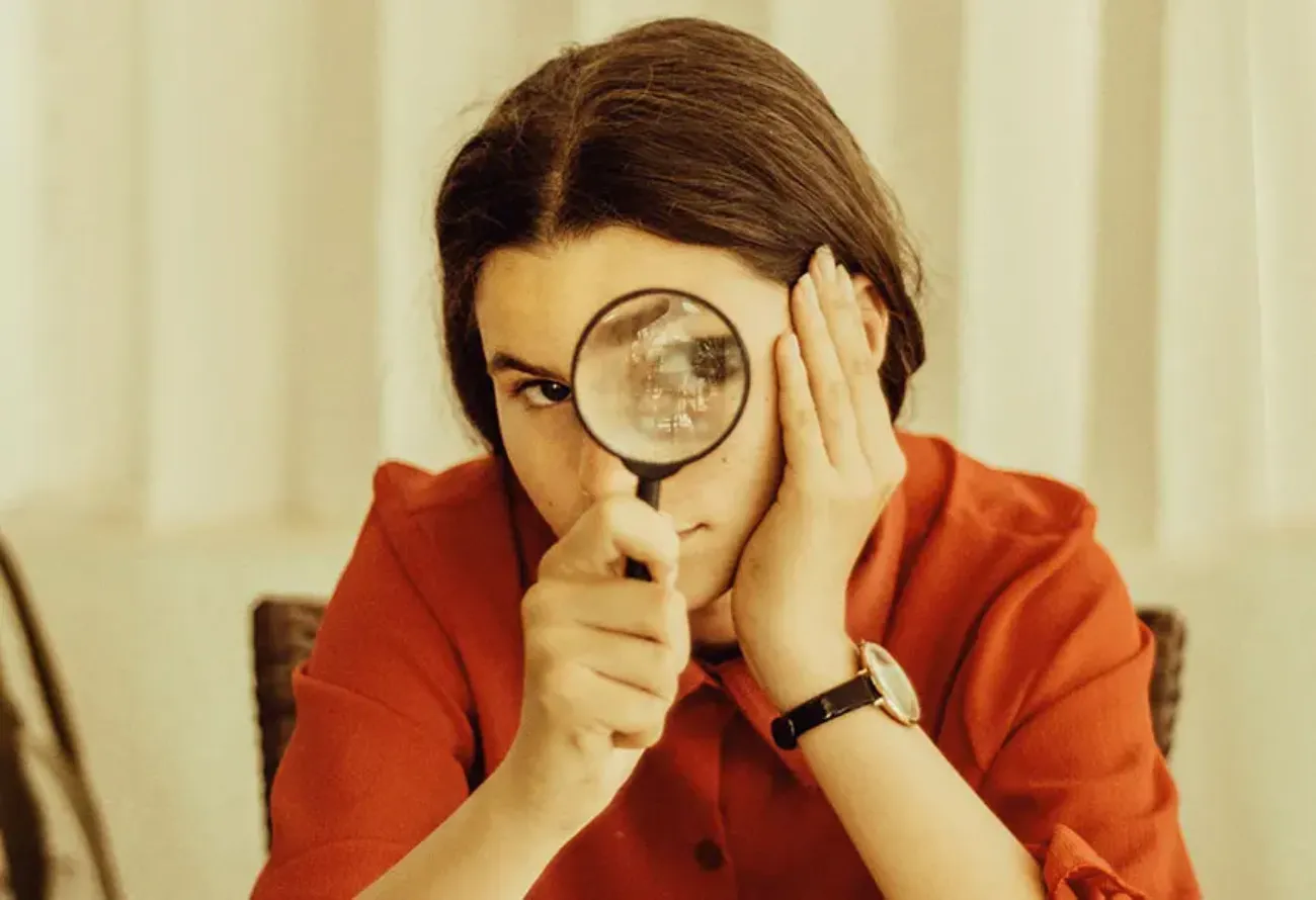 Vrouw met vergrootglas