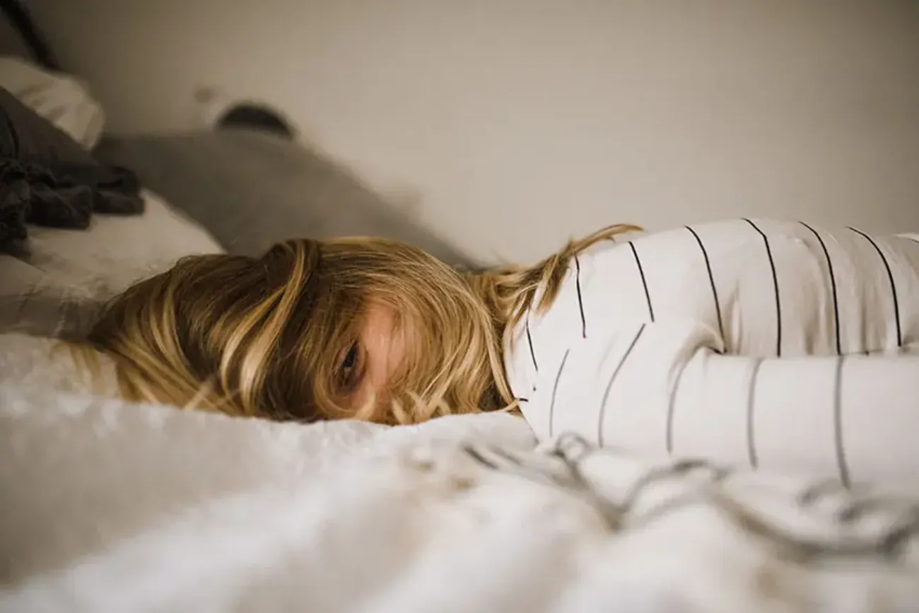 Vrouw op bed met oog open