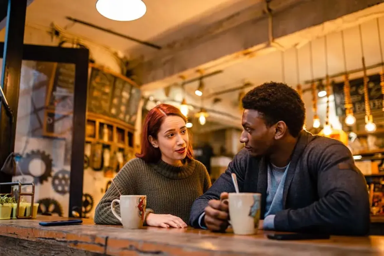 Twee mensen in een koffiehuis