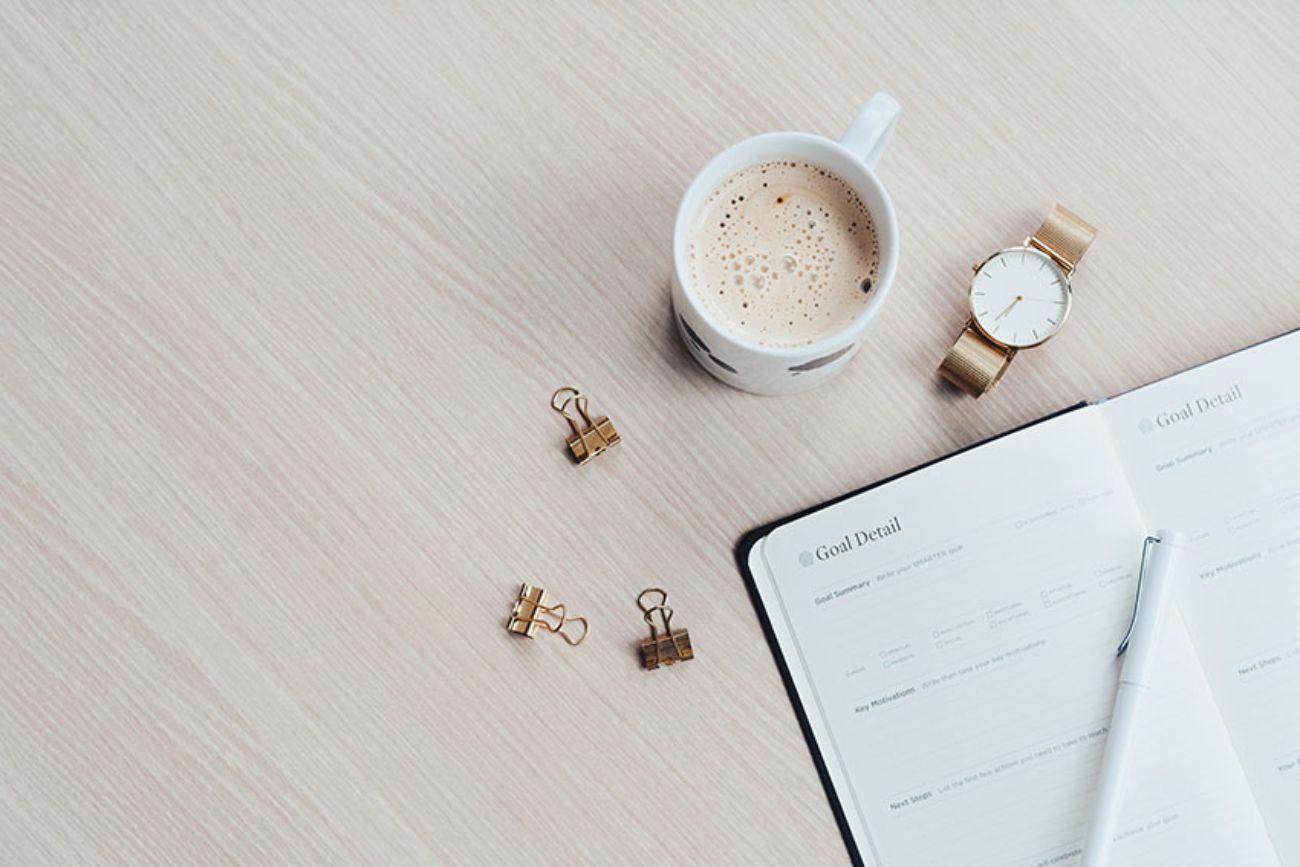 agenda met kop koffie