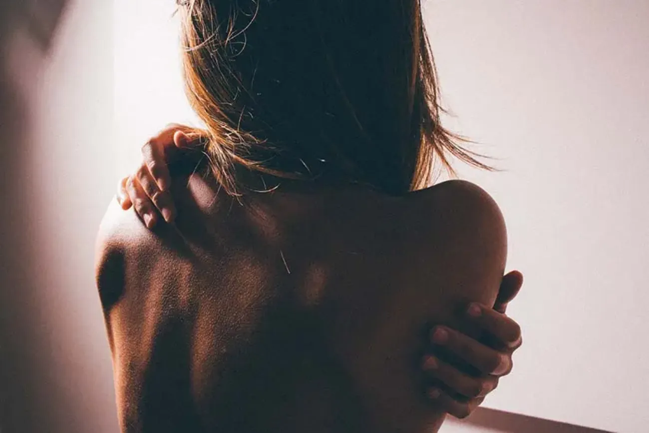vrouw met ontblote rug