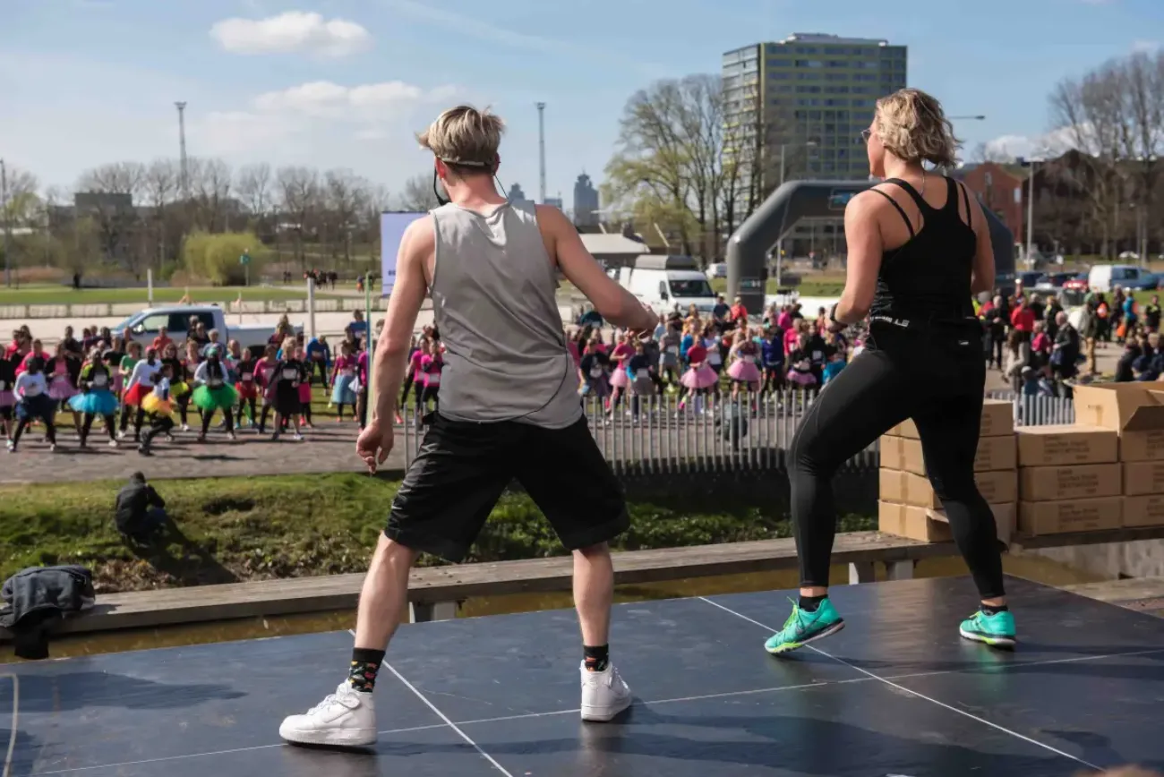Warming up bij Rokjesdagloop 2019