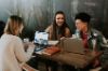 mensen met laptops rond tafel