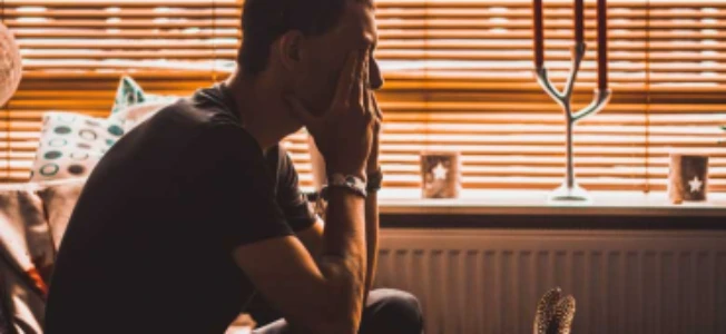 Man met handen voor ogen