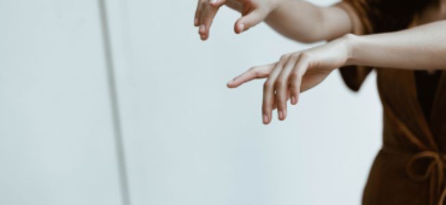 persoon die armen voor zich uit houdt