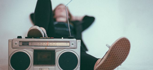 persoon luisterend naar radio