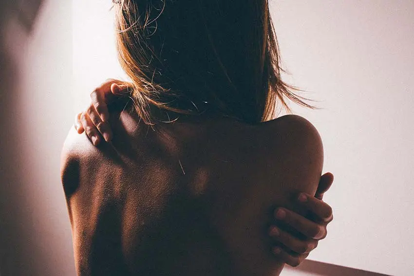 vrouw met ontblote rug